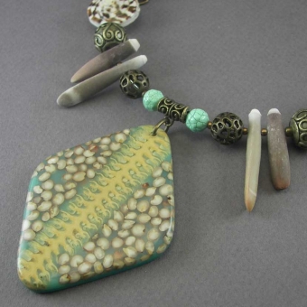 Интернет магазин авторских украшений из натуральных камней СПб. Колье-чокер 
из ракушки, дерева и кости.