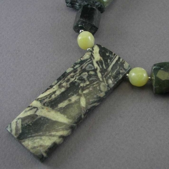 Интернет магазин авторских украшений из натуральных камней СПб. Бусы из 
тектита, зеленого граната и агата.