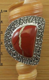 Кольцо с красной яшмой п005176-180