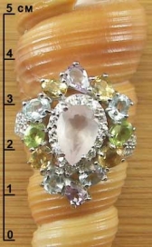 Кольцо с розовым кварцем, топазами и цирконами п01726-0064-178