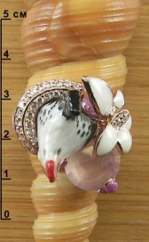 Кольцо с фарфором, розовым кварцем, цирконами и эмалью п01802-0094-170