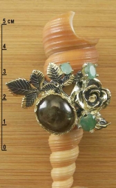 Кольцо с сапфиром и изумрудами п01782-0137-185